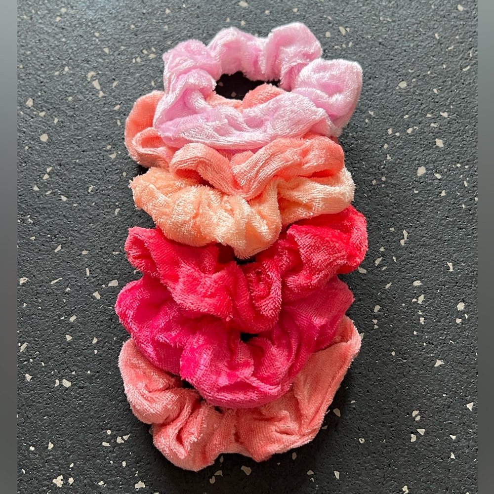 🩷 Velvet Scrunchie Bundle - 6 Pink